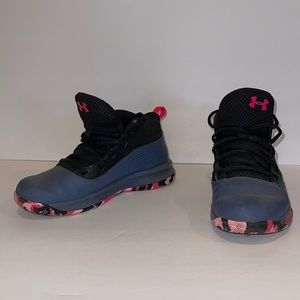 Little Kids size 2.5 Under Armour basketball shoes. Some wear and tear-see pics